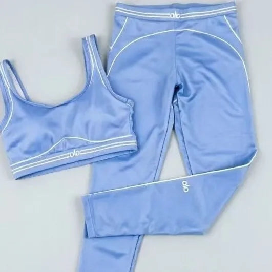 Slim Fit Women's Yoga Outfit With Stretch Fabric And Graphic