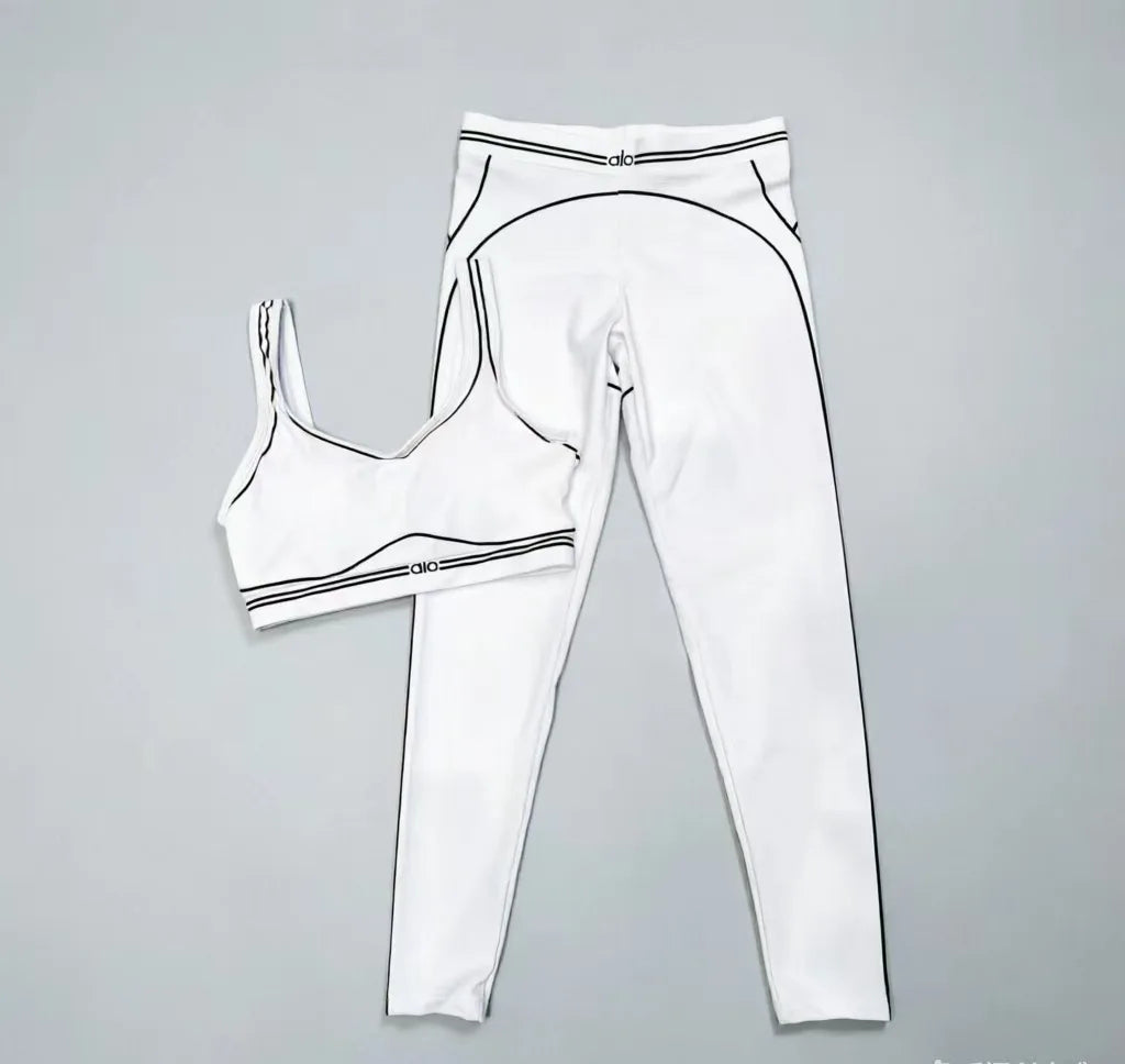 Slim Fit Women's Yoga Outfit With Stretch Fabric And Graphic