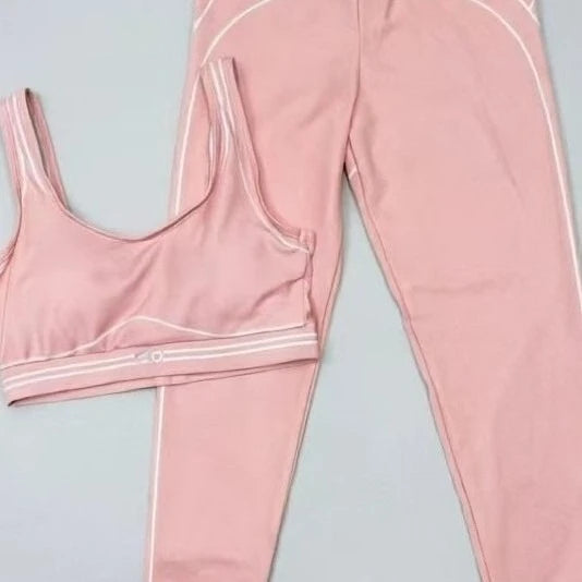 Slim Fit Women's Yoga Outfit With Stretch Fabric And Graphic