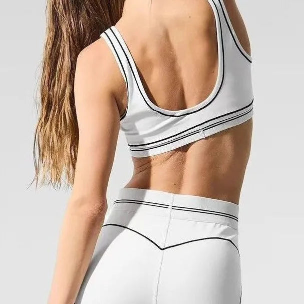 Slim Fit Women's Yoga Outfit With Stretch Fabric And Graphic