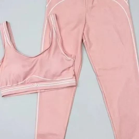 Slim Fit Women's Yoga Outfit With Stretch Fabric And Graphic