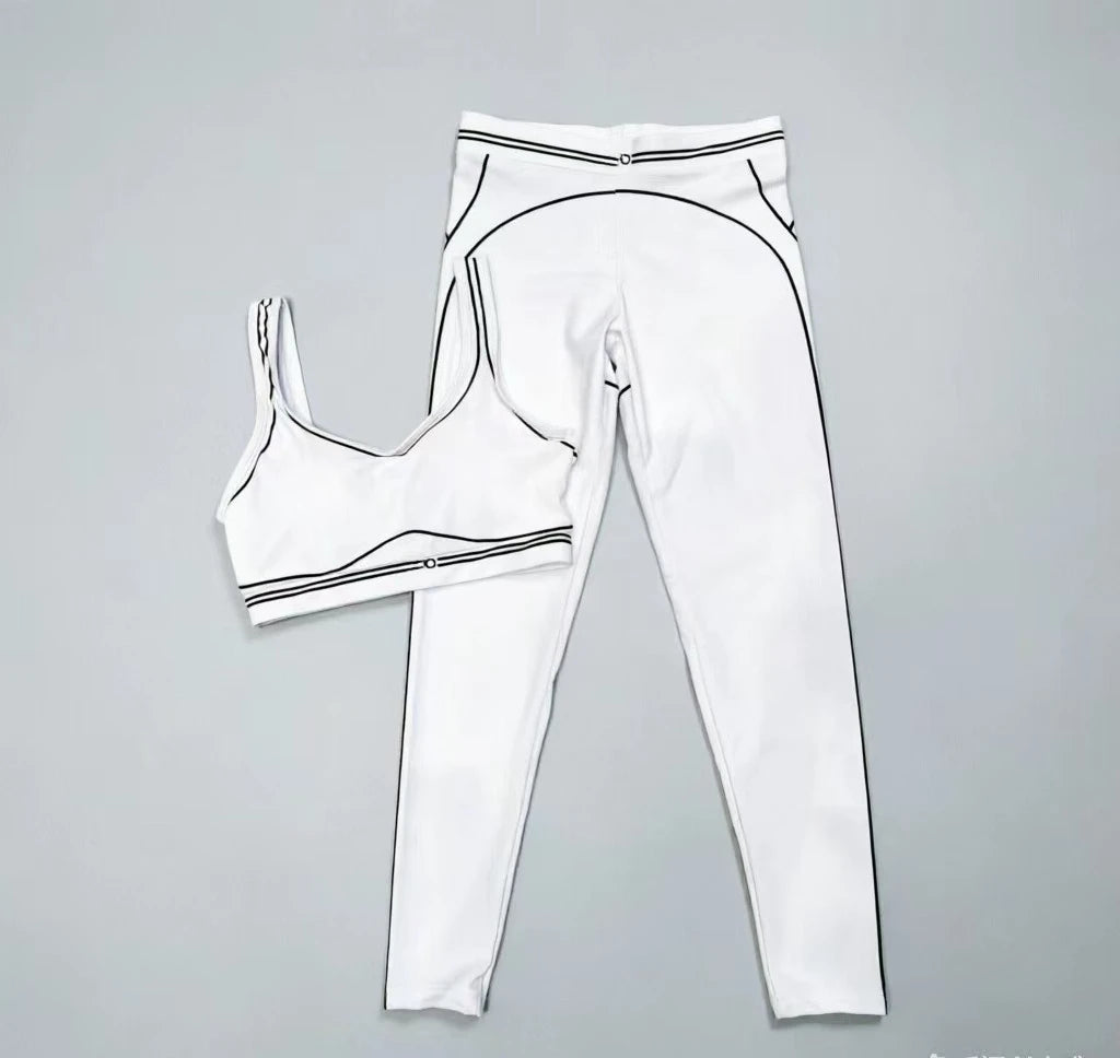 Slim Fit Women's Yoga Outfit With Stretch Fabric And Graphic
