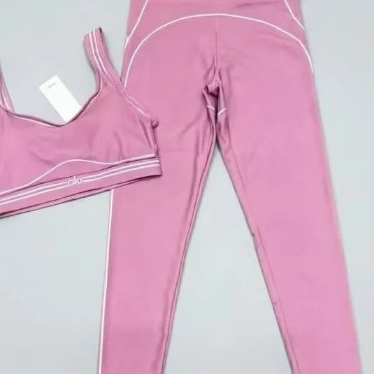 Slim Fit Women's Yoga Outfit With Stretch Fabric And Graphic